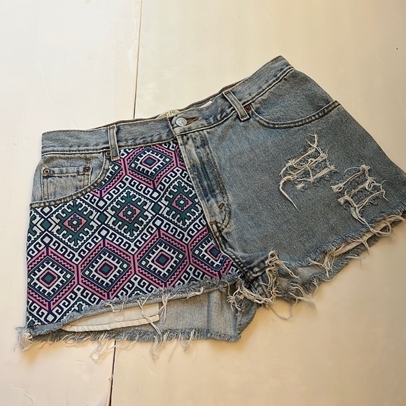 Levi’s 550 Classic Relaxed Tapered Cutoff Patterned Shorts Size 12 - Picture 1 of 11
